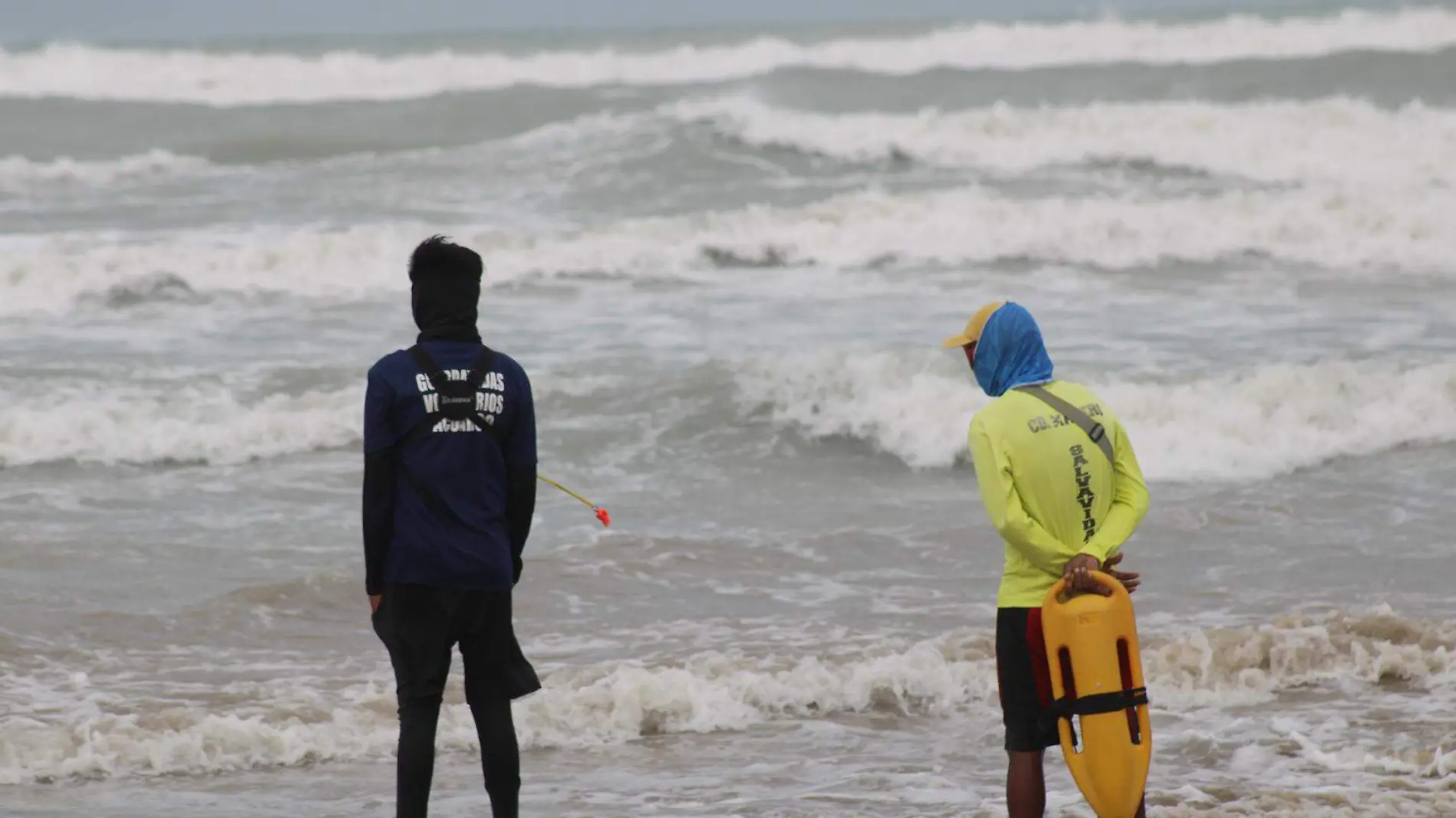 Salvavidas retiraron a las personas del agua 